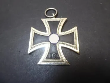 EK2 Iron Cross 2nd Class 1939 marked by the manufacturer Wächtler & Lange L55!! on the belt