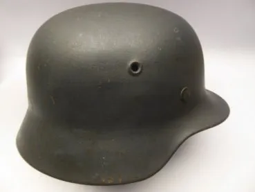 Stahlhelm M40 Luftwaffe Felddivision mit Tarnlackierung und einem Abzeichen