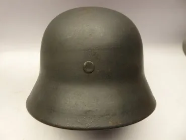 Stahlhelm M40 Luftwaffe Felddivision mit Tarnlackierung und einem Abzeichen