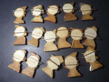 16x WHW wooden badges - traditional costume man + woman