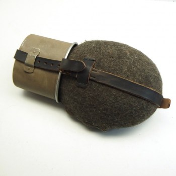 ww2 Wehrmacht canteen complete with felt cover and straps