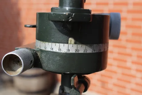 Frühes sowjetisches Scherenfernrohr ASzT 10x45 von 1956 – markiert und gestempelt