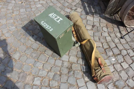 Frühes sowjetisches Scherenfernrohr ASzT 10x45 von 1956 – markiert und gestempelt