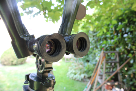 Frühes sowjetisches Scherenfernrohr ASzT 10x45 von 1956 – markiert und gestempelt