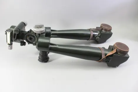 Frühes sowjetisches Scherenfernrohr ASzT 10x45 von 1956 – markiert und gestempelt