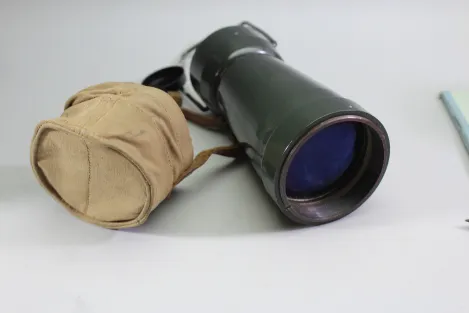 Frühes sowjetisches Scherenfernrohr ASzT 10x45 von 1956 – markiert und gestempelt