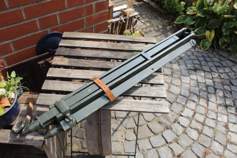 Frühes sowjetisches Scherenfernrohr ASzT 10x45 von 1956 – markiert und gestempelt