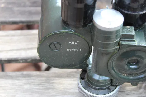 Frühes sowjetisches Scherenfernrohr ASzT 10x45 von 1956 – markiert und gestempelt