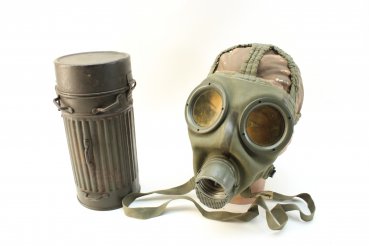 Gasmaskendose der Wehrmacht u. Luftwaffe mit Maske, LS Gestempelt, Hersteller und WaA, Ersatzgläser Gestickter Trägername