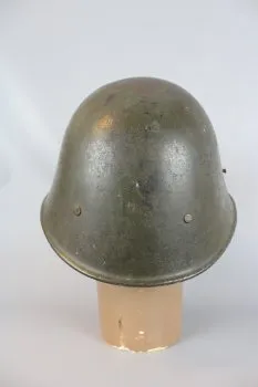 Stahlhelm Ausland, 6 umlaufende Nieten, Ohne Innenleben, Originallack