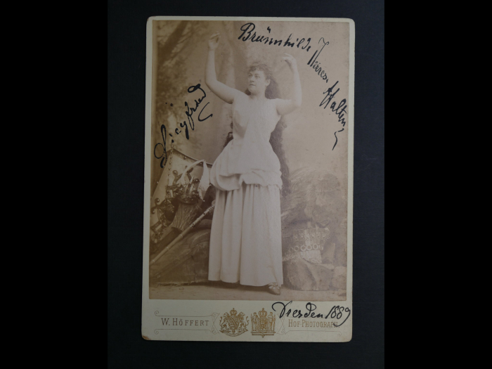 Autograph – Therese Malten (1855–1930) – hand-inscribed and signed cabinet photograph of the famous soprano and Wagnerian singer, 1889