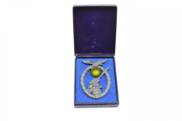 Ww2 German flak combat badge, so-called “Ball Hinge” piece, lacquered on the back, in a case