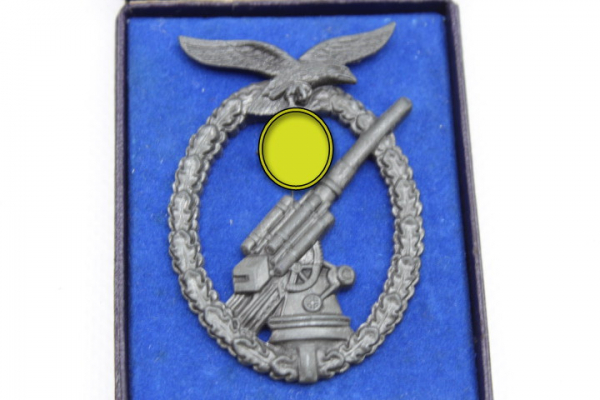 Ww2 German flak combat badge, so-called “Ball Hinge” piece, lacquered on the back, in a case