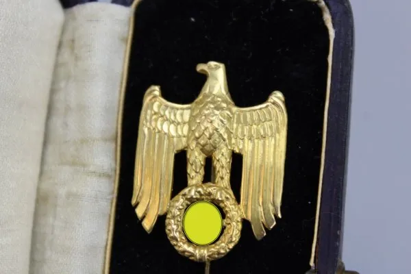 Golden badge of honor for higher officials and generals in a case