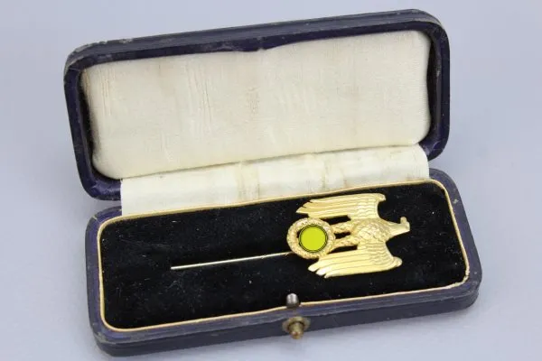 Golden badge of honor for higher officials and generals in a case 14 Carat