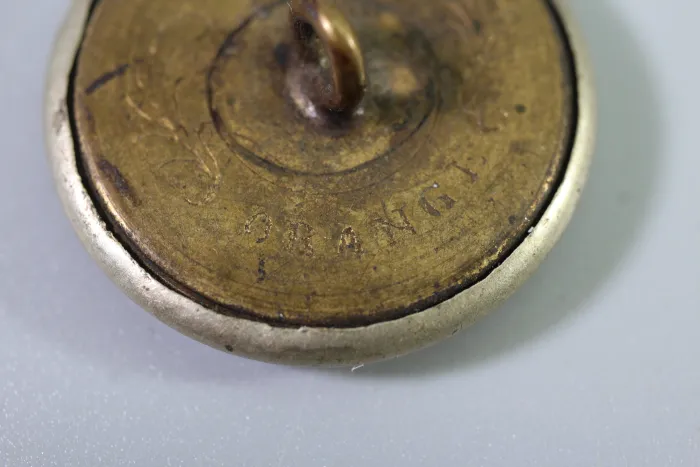 Original Metall Uniform Knopf französischer Jagdknopf um 1870 Bestand aus einer alten Uniformschneiderei, Preis pro Knopf