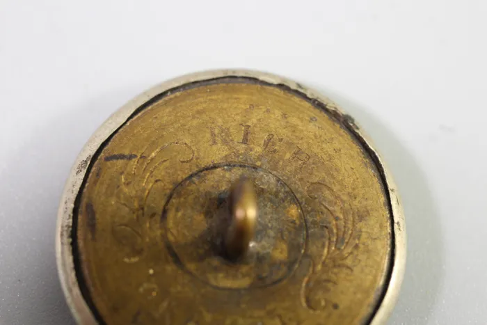 Original Metall Uniform Knopf französischer Jagdknopf um 1870 Bestand aus einer alten Uniformschneiderei, Preis pro Knopf