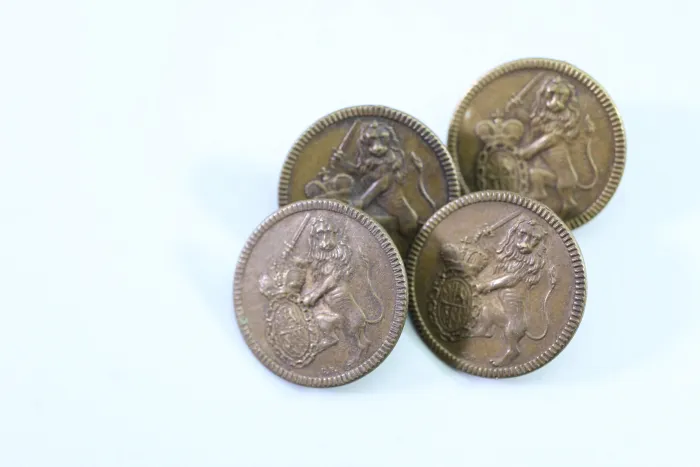 Livree Uniformknopf Löwe mit Wappen und Schwert, Bestand aus einer alten Uniformschneiderei