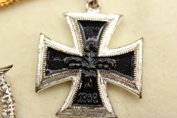 Tailcoat chain with 3 awards  Wound badge, Iron Cross and Air Force in 57 versions