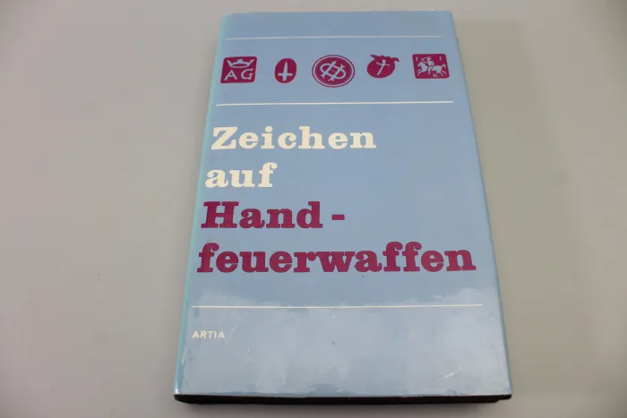 Zeichen auf Handfeuerwaffen.