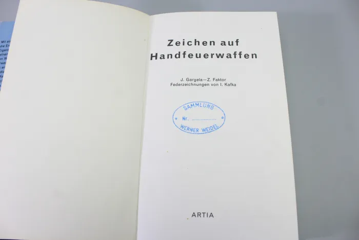 Zeichen auf Handfeuerwaffen.