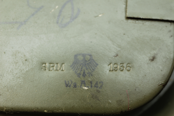 Gasmaskendose der Wehrmacht mit Hersteller, Trägername, Einheit, WaA und 1936