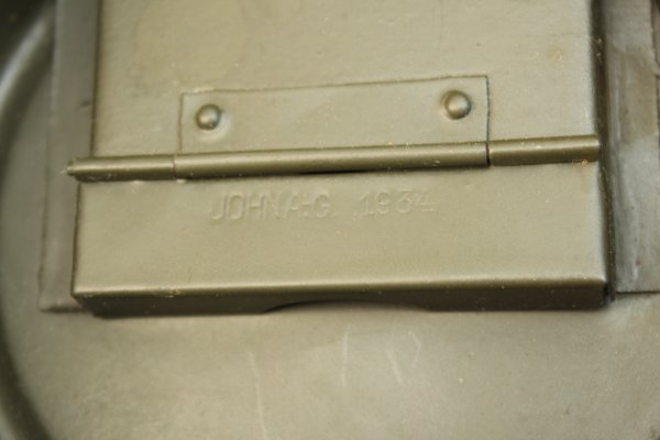 Gasmaskendose der Wehrmacht mit Hersteller und Datum, John AG 1934