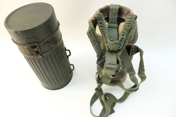 Gas mask can of the Wehrmacht with gas mask, spare glasses, gas mask stamped with date of manufacture, WaA stamp