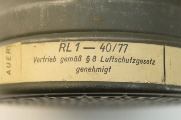 Gasmaskendose der Wehrmacht mit Hersteller und Jahreszahl 43 sowie Gasmaske mit WaA und Hersteller sowie Jahreszahl