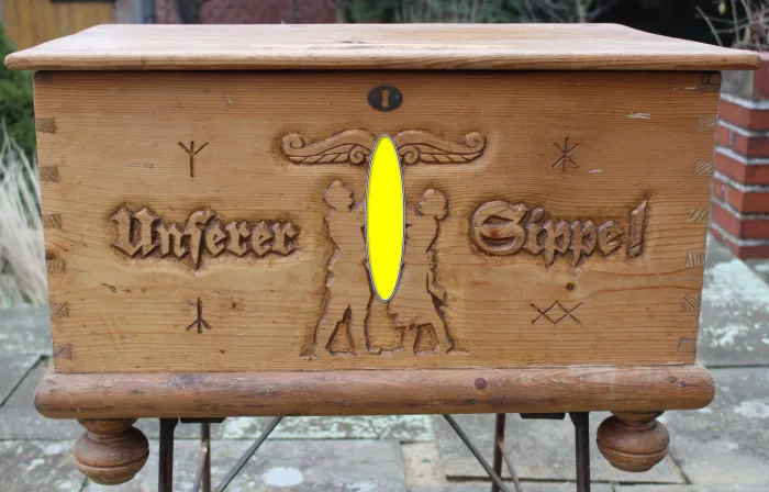 Sippentruhe mit Lebensbaum und Ruhnen in Kategorie Antiquitäten