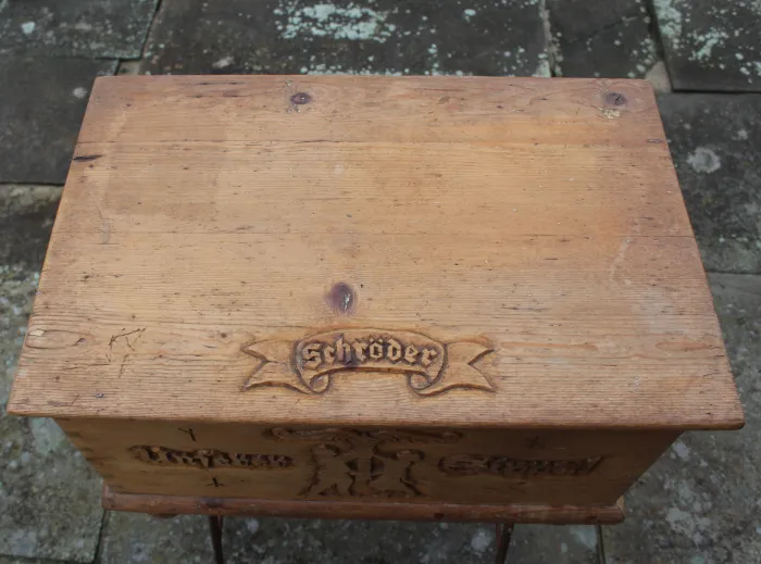 Sippentruhe mit Lebensbaum und Ruhnen in Kategorie Antiquitäten