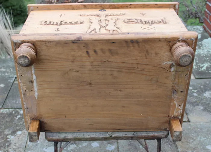 Sippentruhe mit Lebensbaum und Ruhnen in Kategorie Antiquitäten