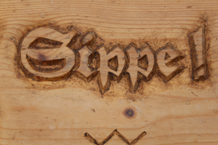 Sippentruhe mit Lebensbaum und Ruhnen in Kategorie Antiquitäten