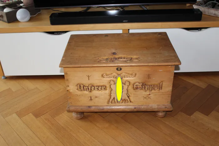 Sippentruhe mit Lebensbaum und Ruhnen in Kategorie Antiquitäten