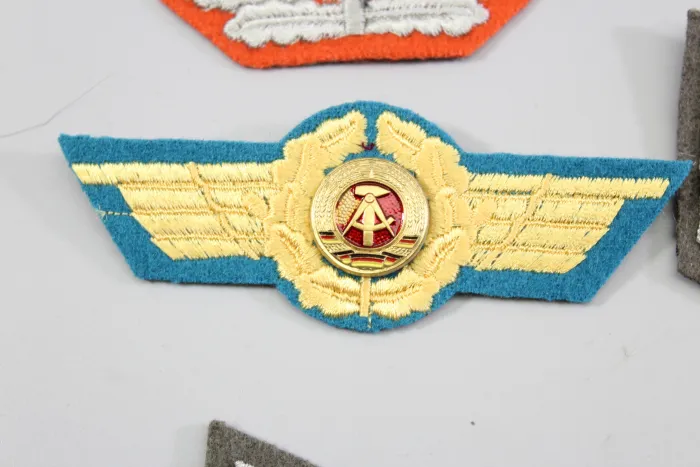 DDR NVA Konvolut Uniformteile und Uniformzubehör, General Mützenabzeichen