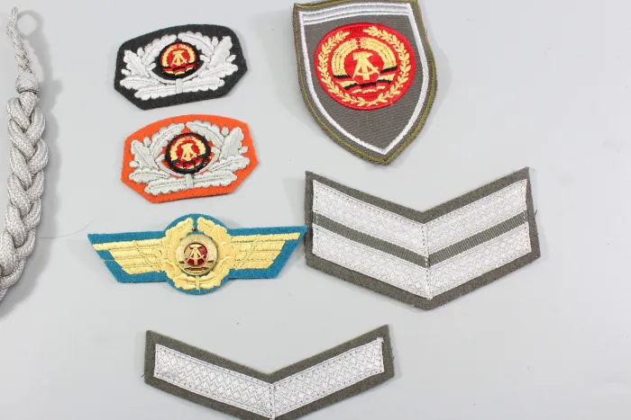 DDR NVA Konvolut Uniformteile und Uniformzubehör, General Mützenabzeichen