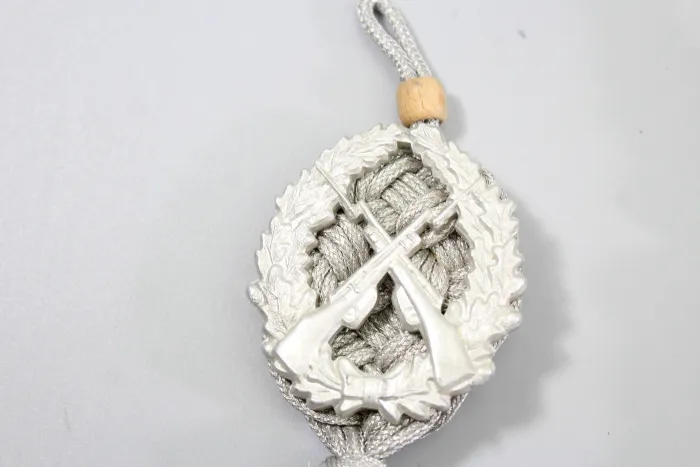 DDR NVA Konvolut Uniformteile und Uniformzubehör, General Mützenabzeichen