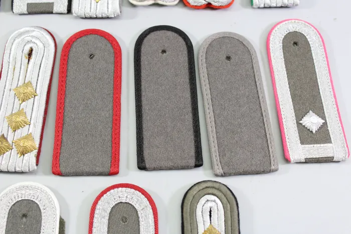 DDR NVA Konvolut Uniformteile und Uniformzubehör