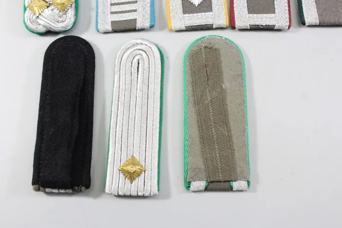 DDR NVA Konvolut Uniformteile und Uniformzubehör