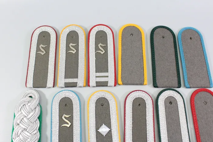 DDR NVA Konvolut Uniformteile und Uniformzubehör