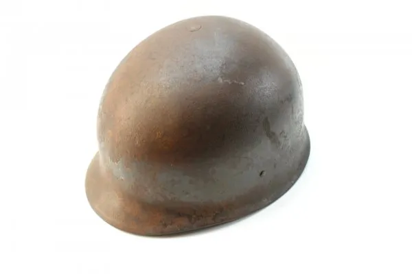 Sehr früher BW Stahlhelm mit Resten eines weißen M Stirnseitig