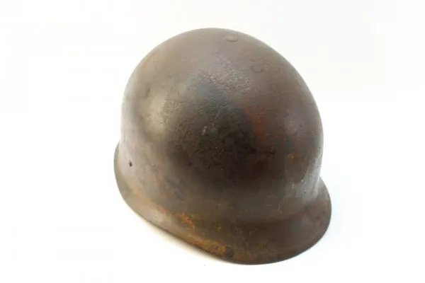 Sehr früher BW Stahlhelm mit Resten eines weißen M Stirnseitig