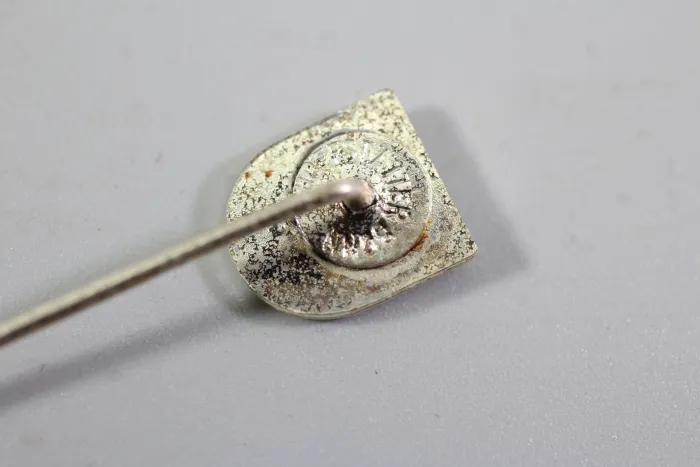 Anstecknadel der Kriegsmarine für das Linienschiff Schlesien mit Hersteller