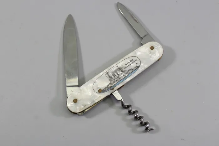 Ein Gedenkmesser mit dem Bild des Schiffes SCHLESWIG-HOLSTEIN