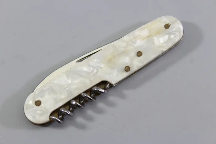 Ein Gedenkmesser mit dem Bild des Schiffes SCHLESWIG-HOLSTEIN