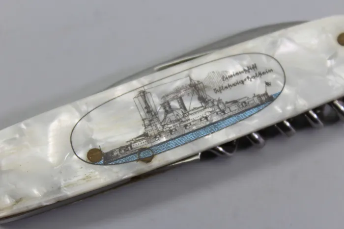 Ein Gedenkmesser mit dem Bild des Schiffes SCHLESWIG-HOLSTEIN