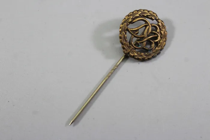 Miniatur DSB - Deutsches Jugend Sportabzeichen - in Bronze an Nadel im schönen Zustand