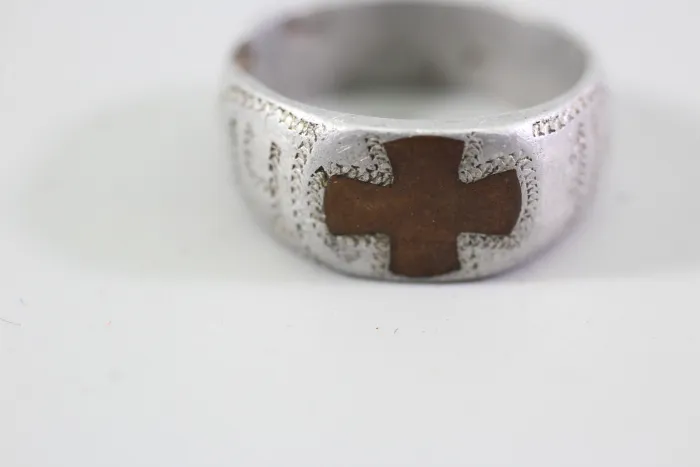 Patriotic ring with engraved numbers 14 and 16