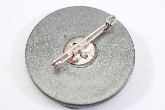 Gedenkplakette an Nadel Gauleiter Hans Schemm, umrahmt von der ​​​​​​​Inschrift "haltet einander die Treue"