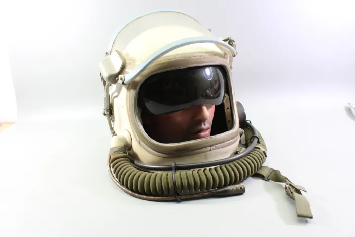 Original GSh-6 Höhenflughelm – MiG-25 Pilot | Sowjetische High-Altitude Ausrüstung | Kalter Krieg